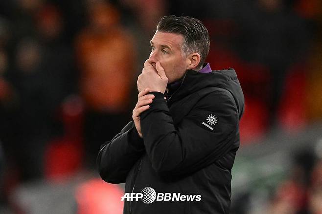 28일 리버풀전 패배 이후 아쉬워하고 있는 울버햄튼 롭 에드워즈 감독. /AFPBBNews=뉴스1