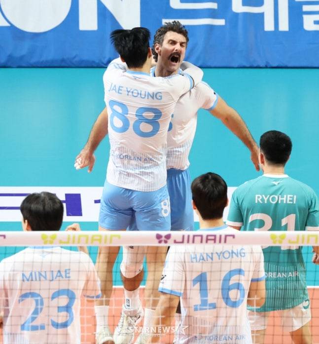 2025-2026 V-리그 남자부 우리카드 대 대한항공 경기가 28일 서울 장충체육관에서 열렸다.  대한항공 러셀이 서브 에이스로 득점한 후 환호하고 있다. /사진=김진경 대기자