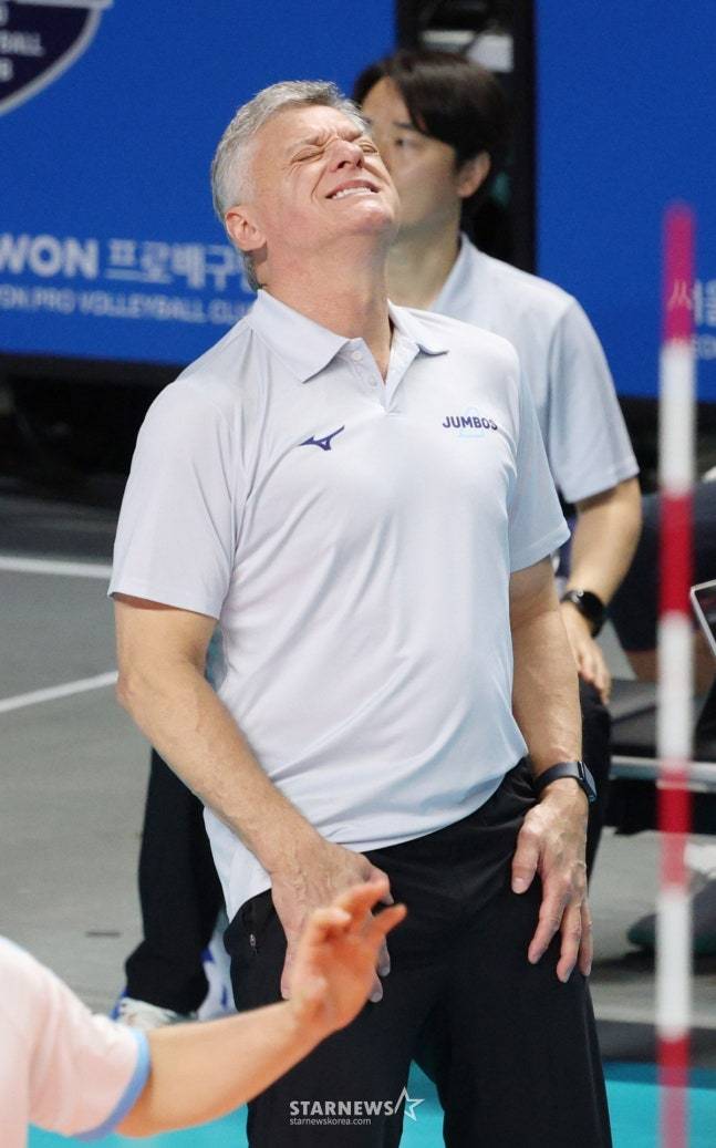 헤난 달 조토 대한항공 감독이 28일 서울 장충체육관에서 열린 2025-2026 V-리그 남자부 우리카드전에서 아쉬워하고 있다. /사진=김진경 대기자