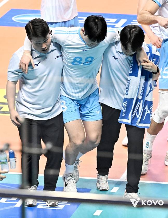 대한항공 임재영(가운데)이 28일 서울 장충체육관에서 열린 진에어 2025~2026 V리그 3라운드 우리카드전에서 무릎에 통증을 느끼고 부축을 받아 코트를 벗어나고 있다. /사진=한국배구연맹 제공