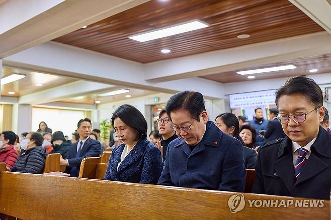 이재명 대통령 부부, 인천 해인교회 성탄예배 참석 (서울=연합뉴스) 이재명 대통령과 김혜경 여사가 25일 인천 계양구 해인교회에서 열린 성탄 예배에 참석해 기도를 올리고 있다. 
1986년 노동자들이 돈을 모아 설립한 해인교회는 현재도 노숙인 쉼터 등 우리 사회에서 소외된 이들을 위한 여러 지역사회 사업을 진행하고 있다. 2025.12.25 [대통령실 제공. 재판매 및 DB 금지] photo@yna.co.kr