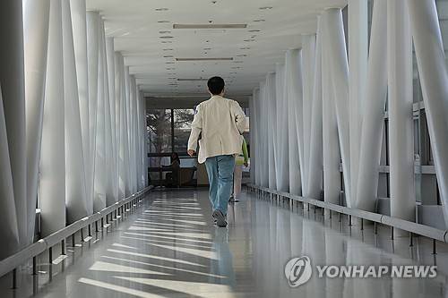 서울의 한 대학병원에서 이동하는 의료진 [연합뉴스 자료사진]