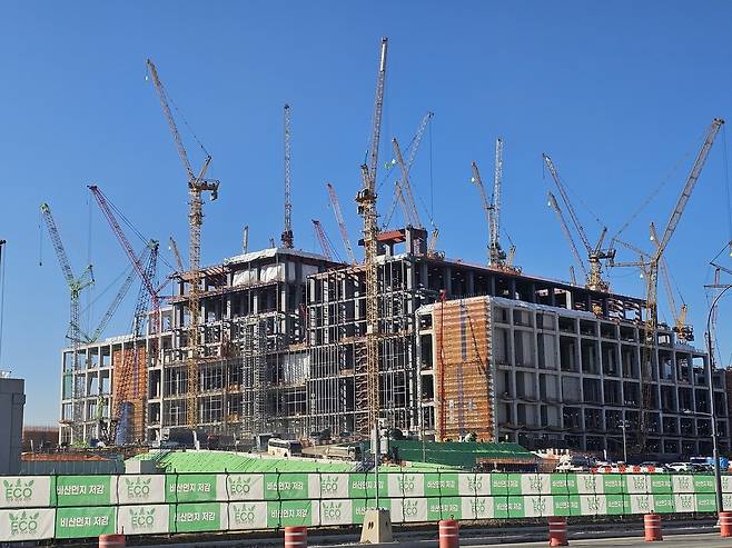 SK하이닉스 용인 클러스터 공사 현장 (용인=연합뉴스) 김민지 기자 = 지난 26일 찾은 SK하이닉스 용인 클러스터 공사 현장. 첫 전진기지인 1기 팹 공사가 수십 대의 대형 크레인에 둘러싸여 한창 진행 중이다. 2025.12.26 jakmj@yna.co.kr