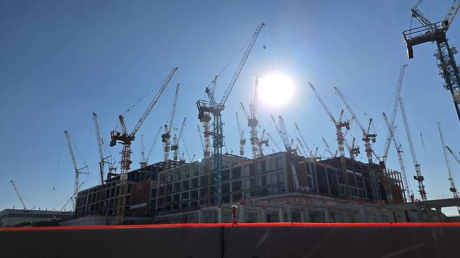 SK하이닉스 용인 클러스터 공사 현장 (용인=연합뉴스) 김민지 기자 = 지난 26일 찾은 SK하이닉스 용인 클러스터 공사 현장. 첫 전진기지인 1기 팹 공사가 수십 대의 대형 크레인에 둘러싸여 한창 진행 중이다. 2025.12.26 jakmj@yna.co.kr