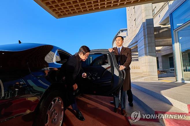 이재명 대통령, 용산으로의 마지막 출근길 (서울=연합뉴스) 이재명 대통령이 26일 청와대 복귀를 앞두고 용산 대통령실로 마지막 출근을 하고 있다. 
    이재명 대통령은 29일부터 청와대로 출근한다. 2025.12.26 [대통령실 제공. 재판매 및 DB 금지] photo@yna.co.kr