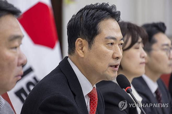 정부와 여당 추진 정책 비판 발언하는 장동혁 대표 (서울=연합뉴스) 황광모 기자 = 국민의힘 장동혁 대표가 28일 국회에서 열린 기자간담회에서 통일교 특검과 내란전담재판부법, 민주당의 3대 특검 종합 특별검사 추진과 관련한 발언을 하고 있다. 2025.12.28 hkmpooh@yna.co.kr