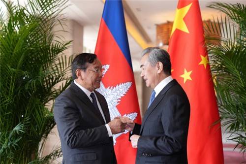 28일 중국 윈난성에서 만난 쁘락 소콘 캄보디아 부총리와 왕이 중국 외교부장 [중국 외교부 제공. 재판매 및 DB 금지]