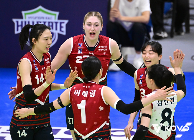 지난 25일 열린 V리그 여자부 경기서 정관장을 상대로 공격을 성공시킨후 기뻐하는 현대건설 선수들. 사진=한국배구연맹