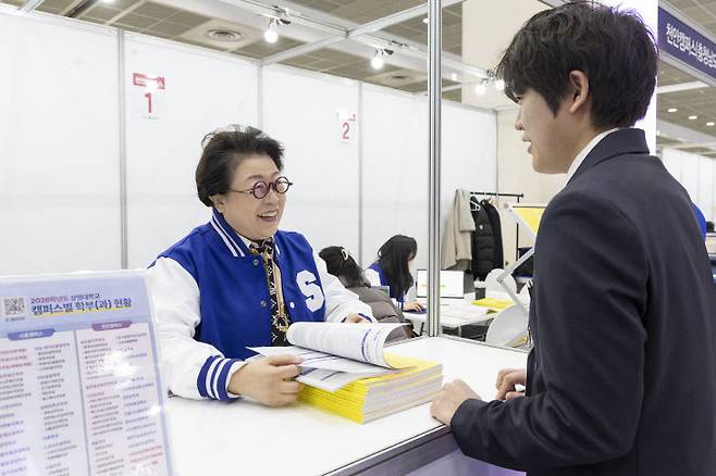 김종희 총장이 2026 정시 대학입학정보박람회에서 학생과 상담을 진행하고 있다.(상명대 제공)