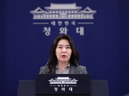 강유정 청와대 대변인이 29일 청와대 춘추관에서 이재명 대통령 청와대 출근 관련 브리핑을 하고 있다. /연합뉴스