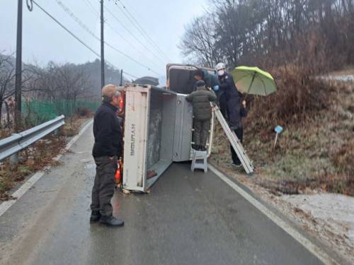 ◇29일 오전 8시52분께 횡성군 청일면의 한 보건진료소 인근에서 1톤 트럭이 전도됐다. 사진=강원특별자치도소방본부 제공