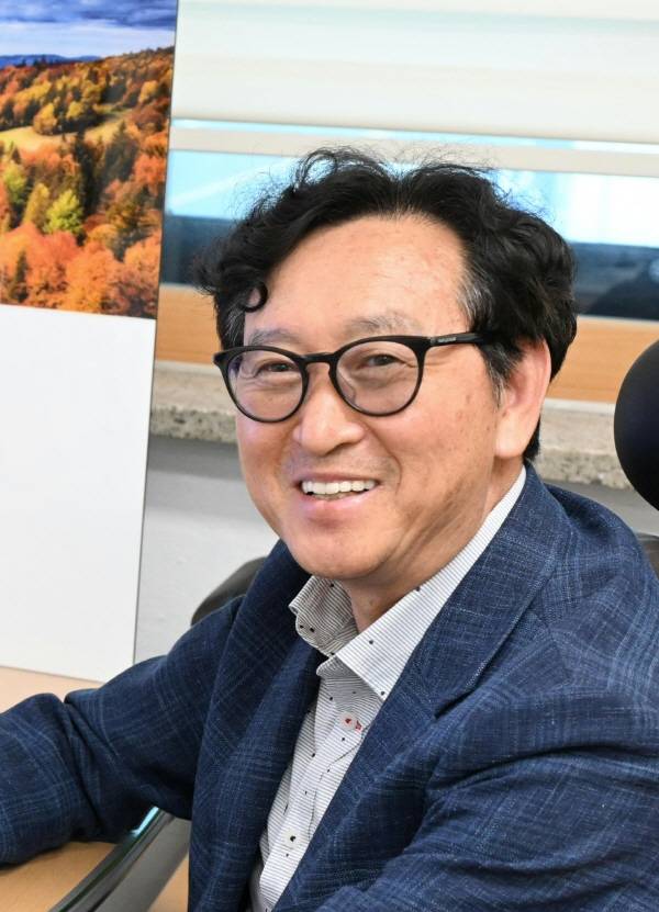 시대의 전령사인 이달균 시조시인은 "내가 선 자리에서 나를 둘러싼 대상을 나의 언어로 후대에 전해주는 역할을 해야한다"고 말했다.