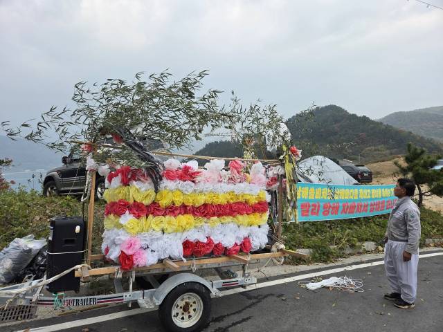 해녀협회가 쏠비치남해 인근에서 상여집회를 진행하고 있다. 해녀협회 제공