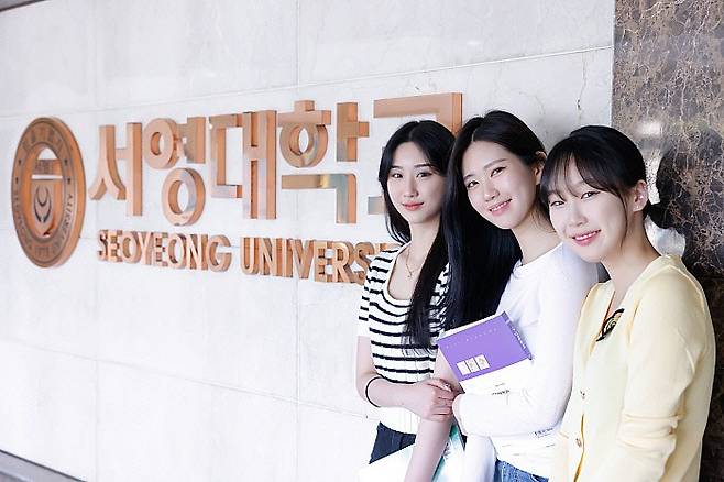 서영대 모델들이 대학본부 1층에서 포즈를 취하고 있다. 서영대 제공