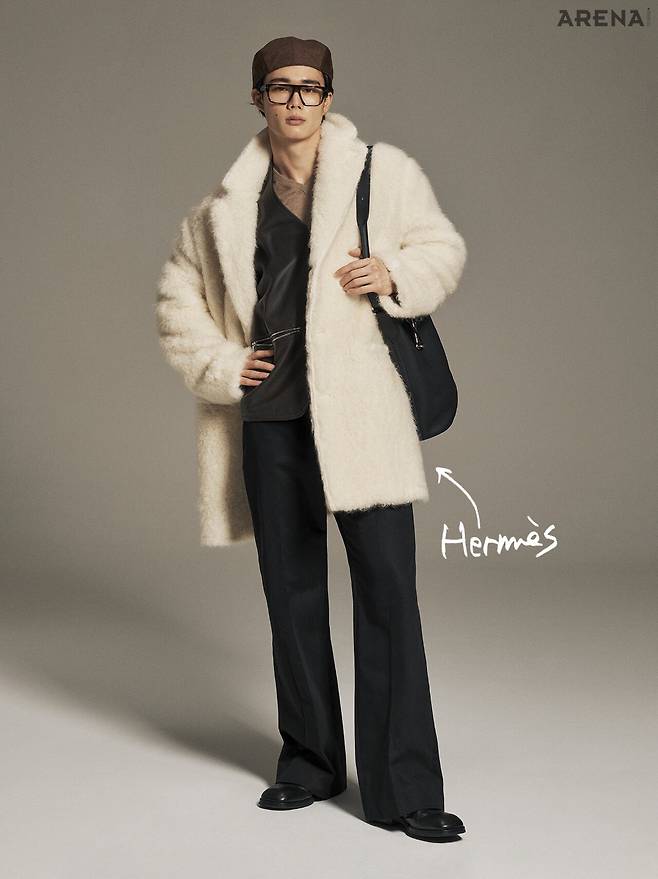 모헤어 소재 퍼 코트·가죽 베스트·버클 장식 숄더백 모두 가격미정 에르메스, 브이넥 니트 톱 가격미정 페라가모, 플레어 팬츠 43만5000원 렉토, 레이스업 슈즈 가격미정 르메르, 베레 가격미정 자크뮈스, 안경 가격미정 톰 포드 아이웨어 제품.