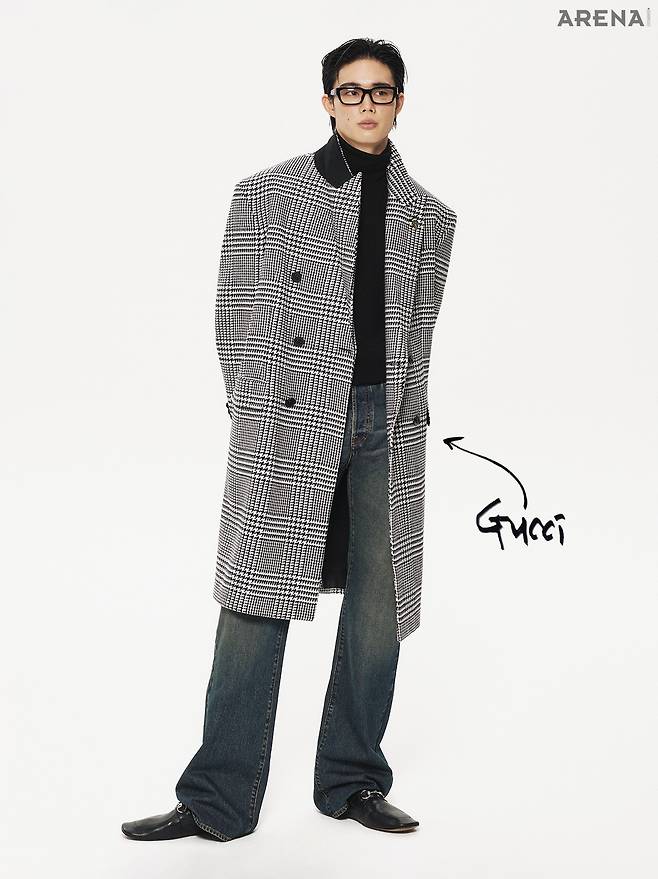 글렌 체크 패턴의 더블브레스트 코트·데님 팬츠·홀스빗 로퍼 모두 가격미정 구찌, 터틀넥 톱 &nbsp;가격미정 프라다, 뿔테 안경 53만원 프라다 by 에실로룩소티카 제품.