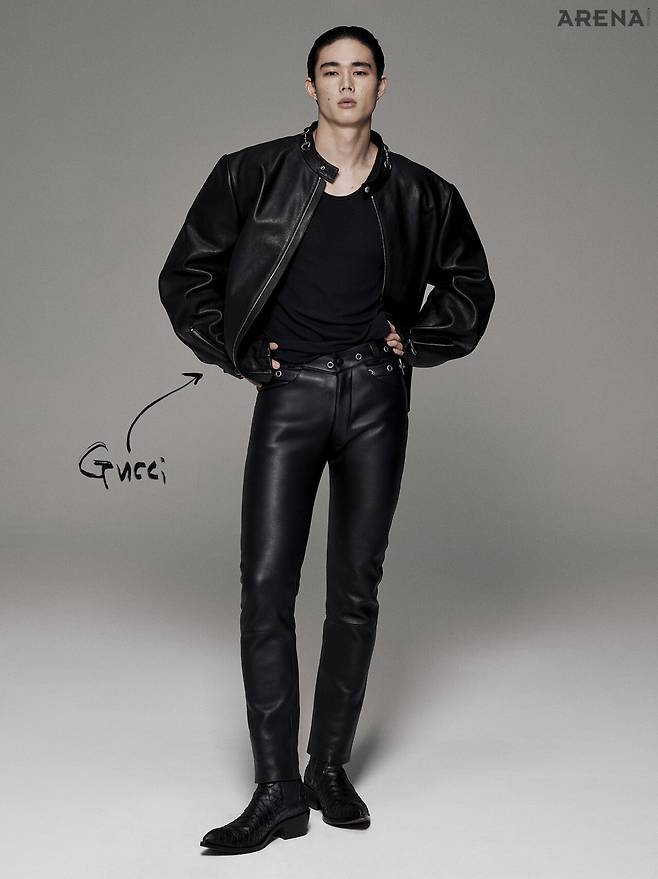 바이커 재킷 가격미정 구찌, 슬리브리스 톱 가격미정 르메르, 아일릿 장식 가죽 팬츠·파이톤 프린트 가죽 부츠 모두 가격미정 톰 포드 제품.