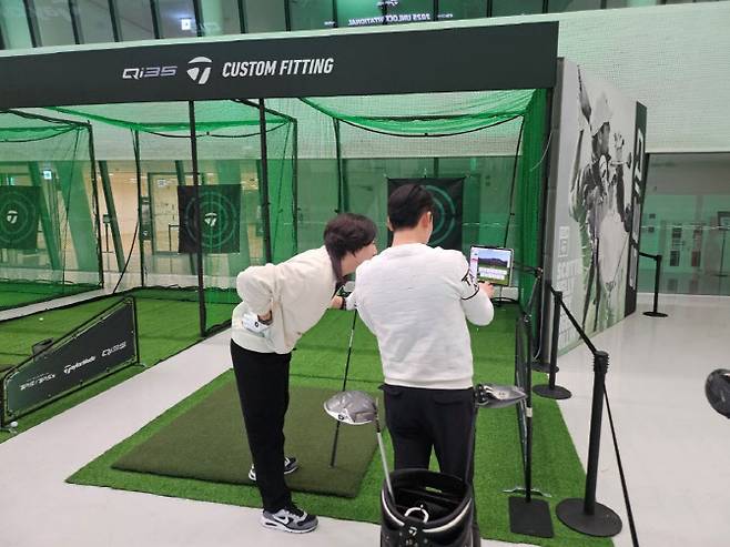 커스텀 피팅을 받고 있는 골퍼(사진=테일러메이드 제공)