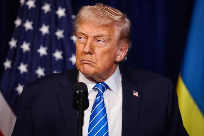 28일(현지시간) 미국 플로리다주 팜비치의 트럼프 대통령 소유 마러라고 클럽에서 열린 회동 후 기자회견에서 도널드 트럼프 미국 대통령이 볼로디미르 젤렌스키 우크라이나 대통령의 발언을 듣고 있다. (사진=AFP)