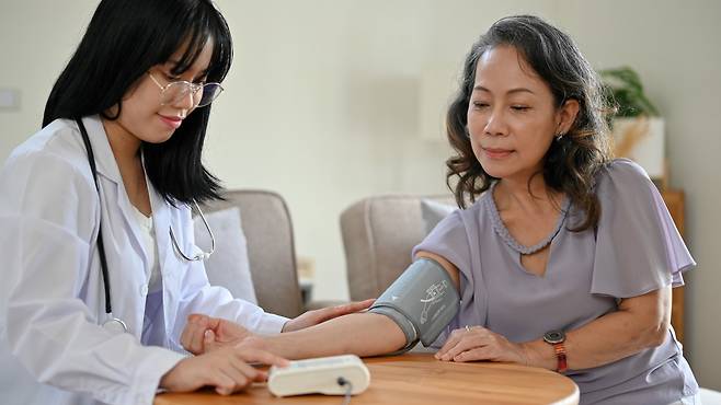 여성은 50대 이후 갱년기를 거치며 고혈압 증상이 두드러지게 나타난다 | 출처: 클립아트코리아