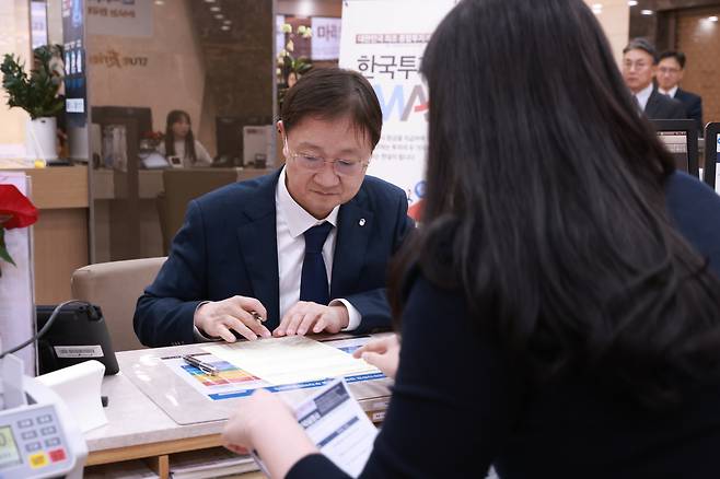 이찬진 금융감독원장이 23일 한국투자증권에서 모험자본 공급 활성화를 위해 도입·출시된 종합투자계좌(IMA)에 직접 가입하고 있다. (금융감독원 제공)