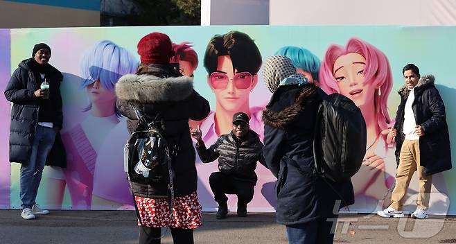 경기 용인시 에버랜드 내 케이팝 데몬 헌터스 팝업존을 찾은 외국인 관람객들이 기념촬영하고 있다. ⓒ News1 장수영 기자