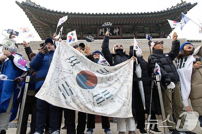 이재명 대통령 지지자들이 29일 청와대 앞에서 이 대통령 첫 출근을 응원하고 있다. 이 대통령은 이날부터 청와대에서 집무를 시작한다. 2025.12.29/뉴스1 ⓒ News1 이재명 기자