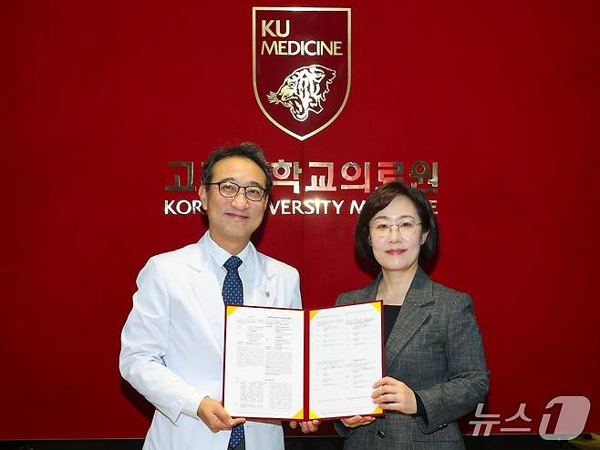 (왼쪽)김학준 의료원산학협력단장과 유현경 한국마이크로소프트 공공사업본부 부문장이 협약서에 서명 후 기념촬영을 하고 있다.(고려대의료원 제공) 2025.12.29/뉴스1