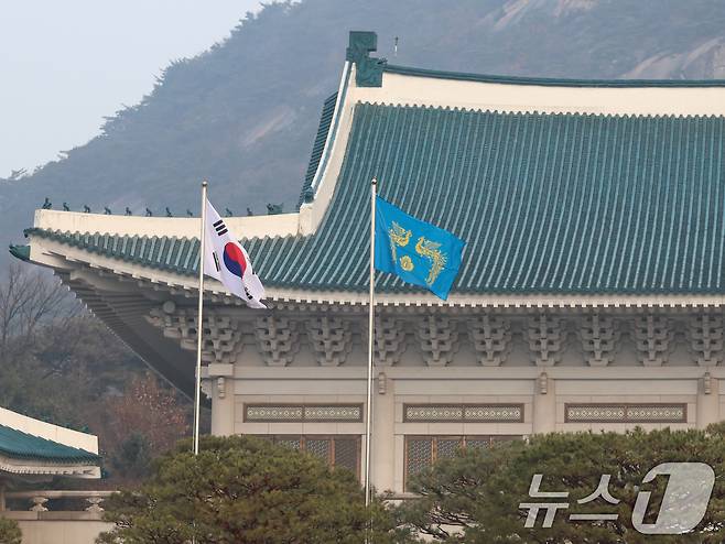 이재명 대통령이 청와대에 첫 출근한 29일 오전 봉황기가 게양돼 있다. 윤석열 전 대통령이 청와대를 떠난 지 약 '3년 7개월' 만에 다시 청와대 시대가 열렸다. (청와대통신사진기자단) 2025.12.29/뉴스1 ⓒ News1 허경 기자