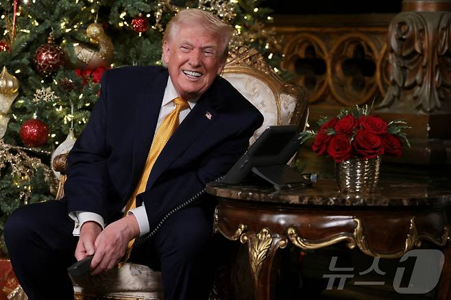 도널드 트럼프 미국 대통령이 24일(현지시간) 플로리다주 마러라고 리조트에서 북미항공우주방위사령부(NORAD)의 '산타 추적' 전화 행사에 참여해 어린이들과 전화 통화를 하고 있다. ⓒ 로이터=뉴스1 ⓒ News1 강민경 기자