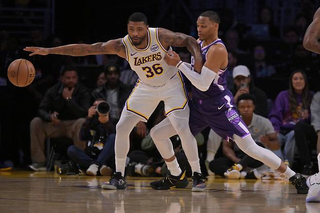 레이커스 스마트가 29일(한국 시간) 미국 캘리포니아주 LA 크립토닷컴 아레나에서 열린 2025~2026 미국프로농구(NBA) 정규시즌 새크라멘토전에서 돌파를 시도하고 있다. 사진 | LA=Imagn Images 연합뉴스