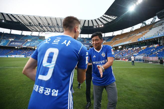 울산문수경기장/ K리그 클래식/ 울산현대축구단 vs 광주FC/ 김현석/ 레전드데이/ 선수단 격려/ 사진 이연수
