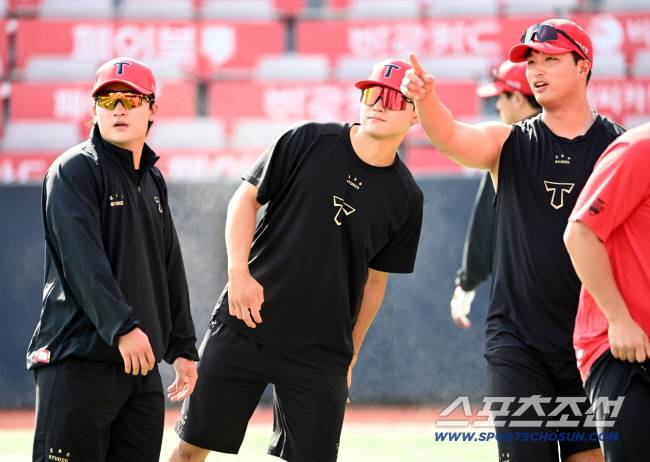 22일 수원KT위즈파크에서 열린 KIA와 KT의 경기, KIA 윤도현, 김도영, 변우혁이 워밍업을 하고 있다. 수원=허상욱 기자wook@sportschosun.com/2025.05.22/