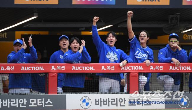 9일 인천SSG랜더스필드에서 열린 SSG와 삼성의 준PO 1차전. 승리한 삼성 박진만 감독, 원태인, 구자욱, 후라도가 기뻐하고 있다. 인천=박재만 기자 pjm@sportschosun.com/2025.10.09/