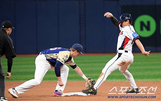 2025 K-BASEBALL SERIES 대한민국과 체코의 평가전이 8일 고척스카이돔에서 열렸다. 1회말 1사 1루 송성문이 2루를 훔치고 있다. 고척=박재만 기자 pjm@sportschosun.com/2025.11.08/