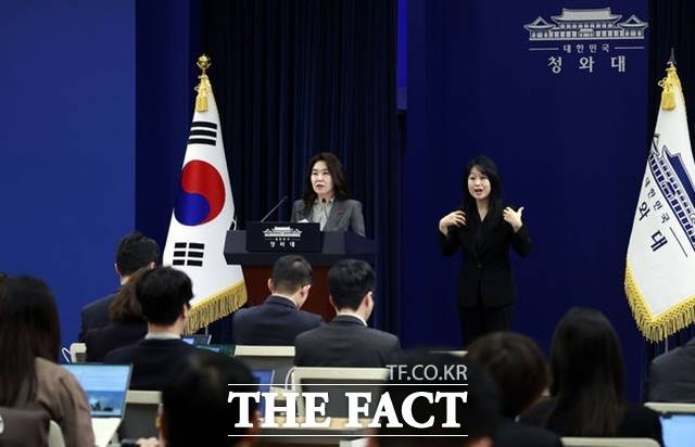 강유정 청와대 대변인은 29일 오후 춘추관 브리핑에서 김병기 더불어민주당 원내대표의 각종 의혹에 대해 "당연히 엄중하게 인식하고 있다"고 밝혔다. /뉴시스