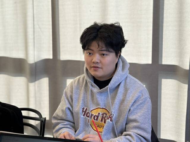 유상윤 대표가 회사의 기업문화와 복지제도를 설명하고 있다.