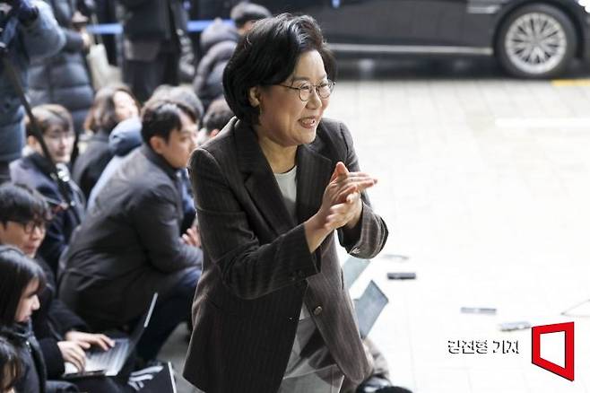 이혜훈 기획예산처 장관 후보자가 29일 서울 중구 예금보험공사에 마련된 인사청문회 준비 사무실로 출근하며 취재진과 인사하고 있다. 2025.12.29 강진형 기자