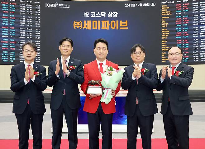 한국거래소 코스닥시장본부는 29일 오전 서울사옥 홍보관에서 세미파이브의 코스닥시장 상장기념식을 개최했다. 왼쪽부터 김대영 한국IR협의회 부회장, 민경욱 한국거래소 코스닥시장본부장, 조명현 세미파이브 대표이사, 이충훈 삼성증권 부사장, 강왕락 코스닥협회 부회장. /한국거래소 제공