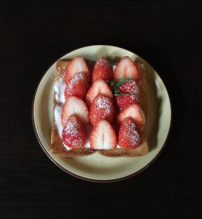 웅기로 연남의 딸기 디저트들, 인스타그램 @ungkiro_cafe