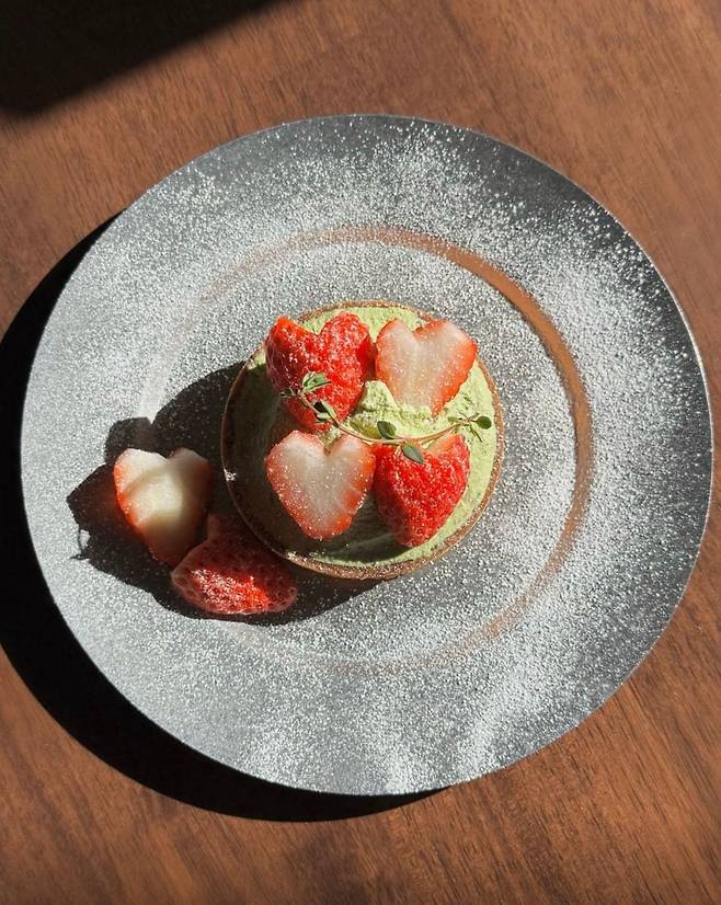 아이안의 말차 딸기 타르트&초코 딸기 타르트, 인스타그램 @aayaan_cafe