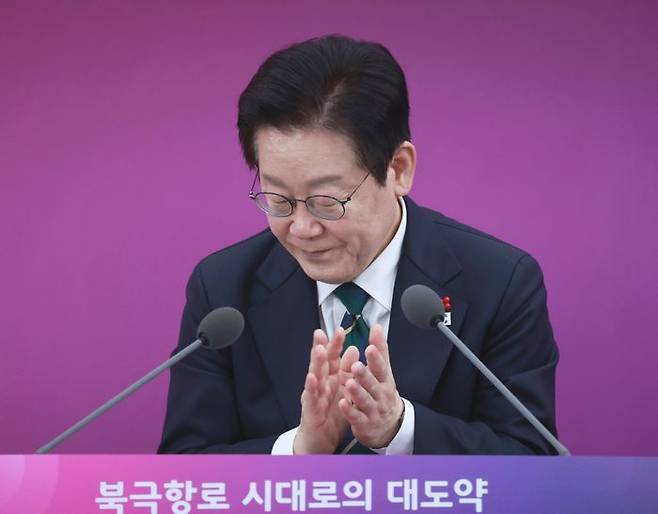 이재명 대통령이 지난 23일 부산 동구 해양수산부 청사에서 해수부 업무보고를 마친 후 박수치고 있다. ⓒ연합뉴스