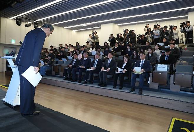 민중기 특별검사가 29일 서울 종로구 KT광화문빌딩 웨스트에서 열린 최종 브리핑에서 인사하고 있다. ⓒ연합뉴스