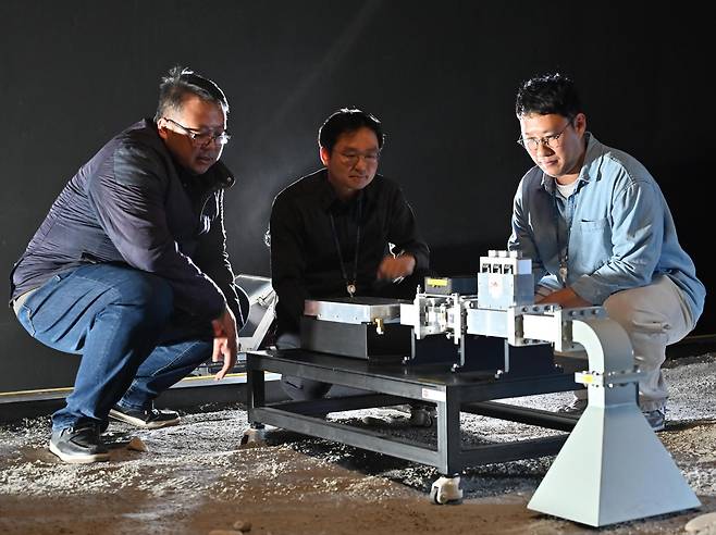 한국건설기술연구원이 개발 중인 달 로버 탑재형 소결 장치. 달 표면을 단단히 굳혀 도로 등을 만들 수 있는 기술이다. 왼쪽부터 정병권 건설연 주임연구원, 정태일 수석연구원, 공준호 수석연구원. 한국건설기술연구원 제공