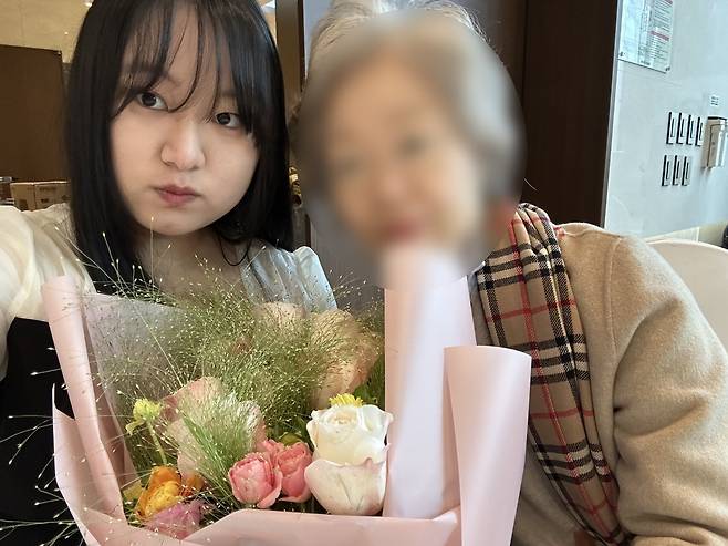 박유미 씨(왼쪽)가 청소년 쉼터 봉사자와 12일 서울 프레지던트호텔에서 열린 ‘이웃사랑실천상·GKL사회공헌상’ 시상식에서 기념사진을 찍고 있다.