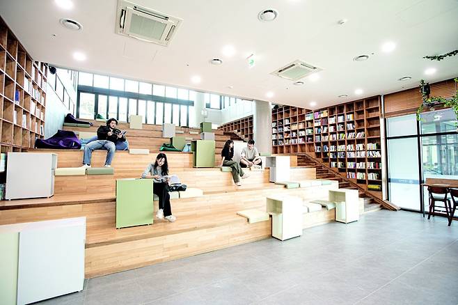 독서와 휴식이 가능한 복합문화공간인 서일대 흥학관 1층 서일스퀘어. 서일대 제공