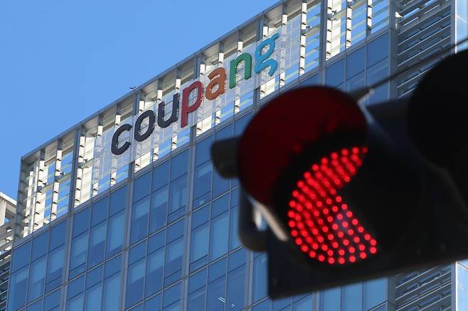 약 3370만 명의 개인정보를 유출해 논란을 일으킨 쿠팡에 대해 정부가 영업정지를 검토하고 있다. 배경훈 부총리 겸 과학기술정보통신부 장관은 지난 17일 국회 과학기술정보방송통신위원회 쿠팡 대규모 개인정보 유출 사태 청문회에서 쿠팡의 영업정지 여부를 공정거래위원회와 논의 중이라고 밝혔다. 사진은 18일 서울 송파구 쿠팡 본사 모습. 2025.12.18 뉴시스