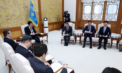 이재명 대통령이 청와대로 첫 출근한 29일 참모진과 차담을 하고 있다.   [연합뉴스]