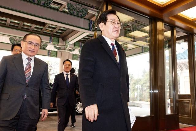 이재명 대통령이 29일 대통령실 이전 작업이 마무리된 청와대 본관으로 첫 출근하고 있다.