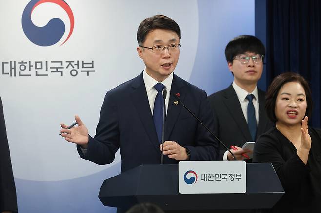 류제명 과학기술정보통신부 제2차관이 29일 서울 종로구 정부서울청사에서 열린 케이티(KT)·엘지유플러스(LGU+) 침해사고 조사 결과 브리핑에서 취재진 질문에 답하고 있다. 연합뉴스